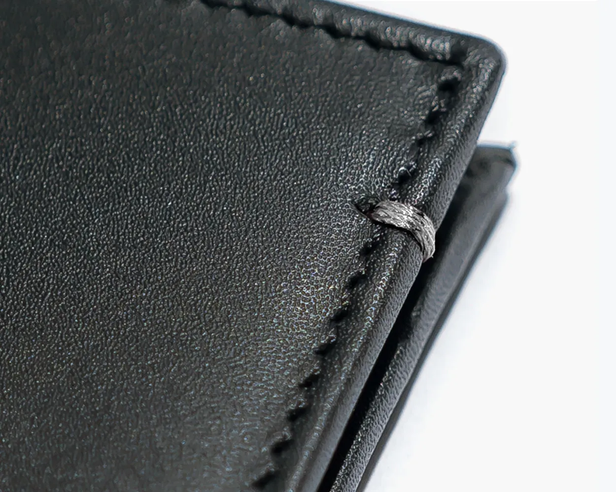 LEATHER BIFOLD WALLET - THE ESSENTIAL COLLECTION